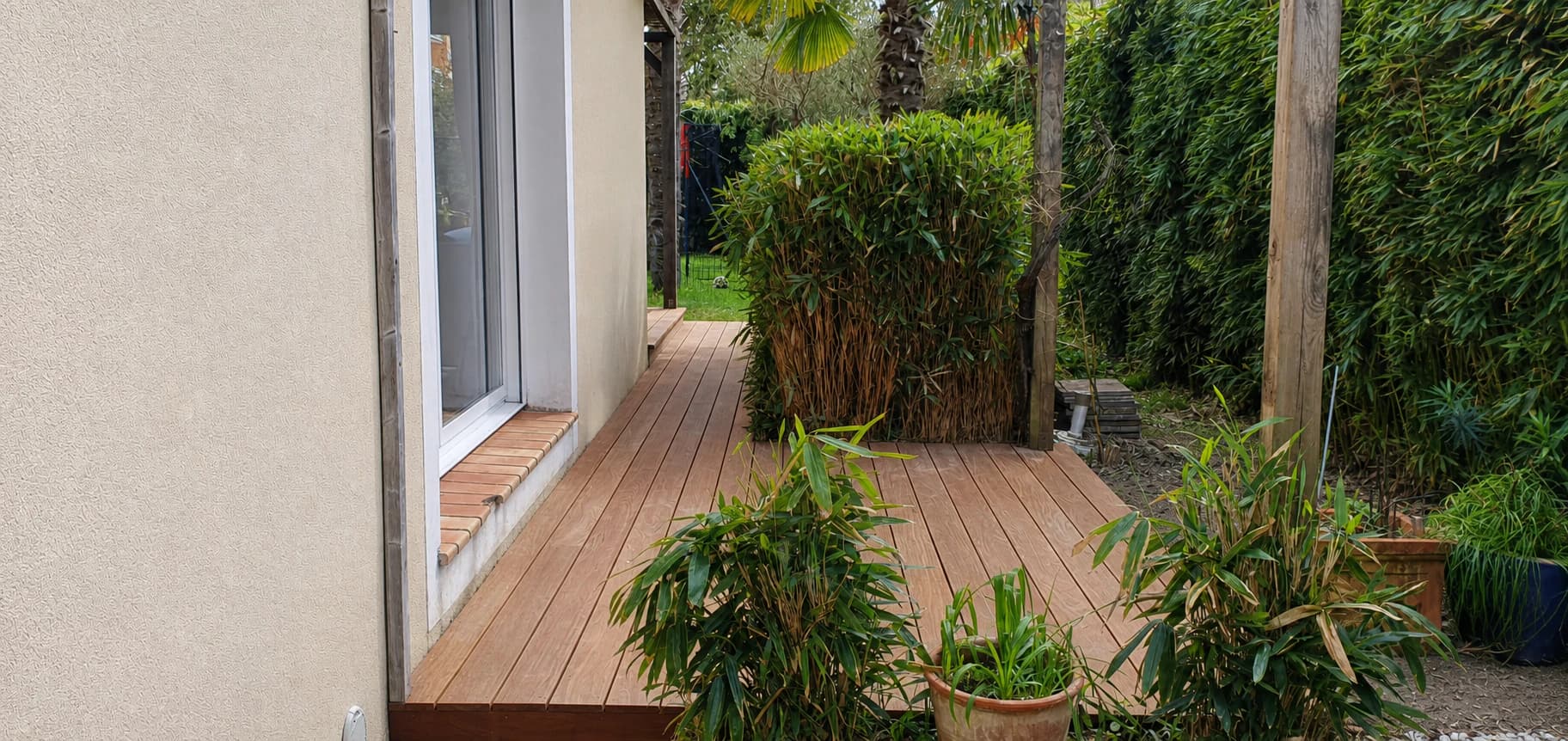 Terrasse extérieure en bois sur mesure réalisée par Linéaire Menuiserie