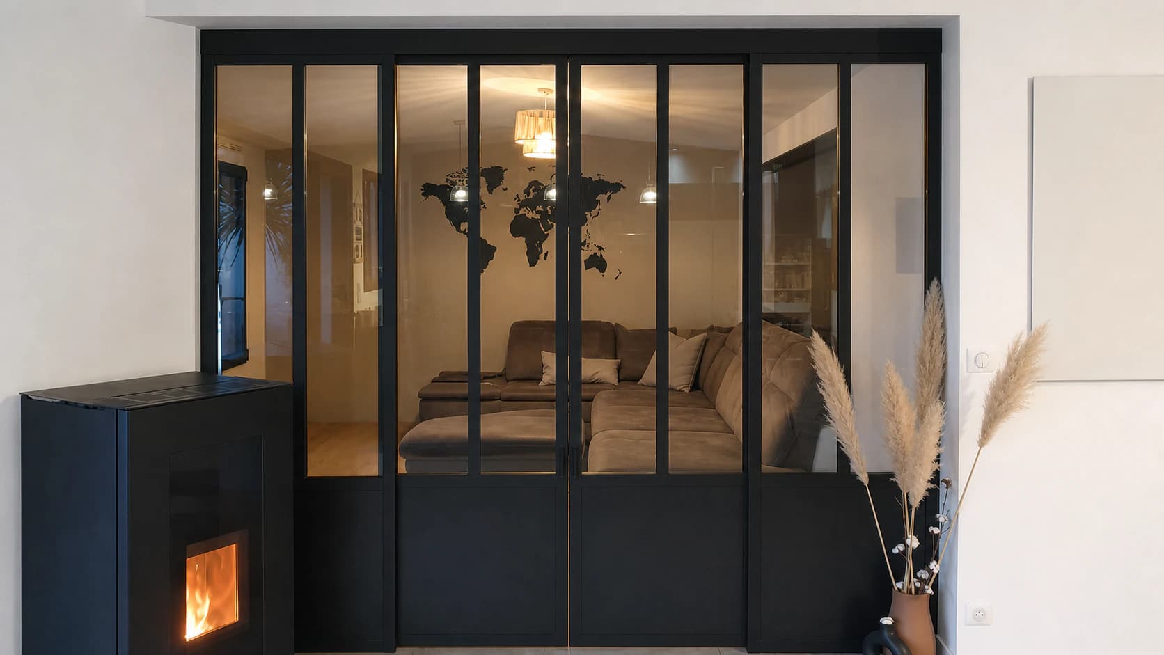 Verrière d'atelier noire fermée entre deux pièces de vie