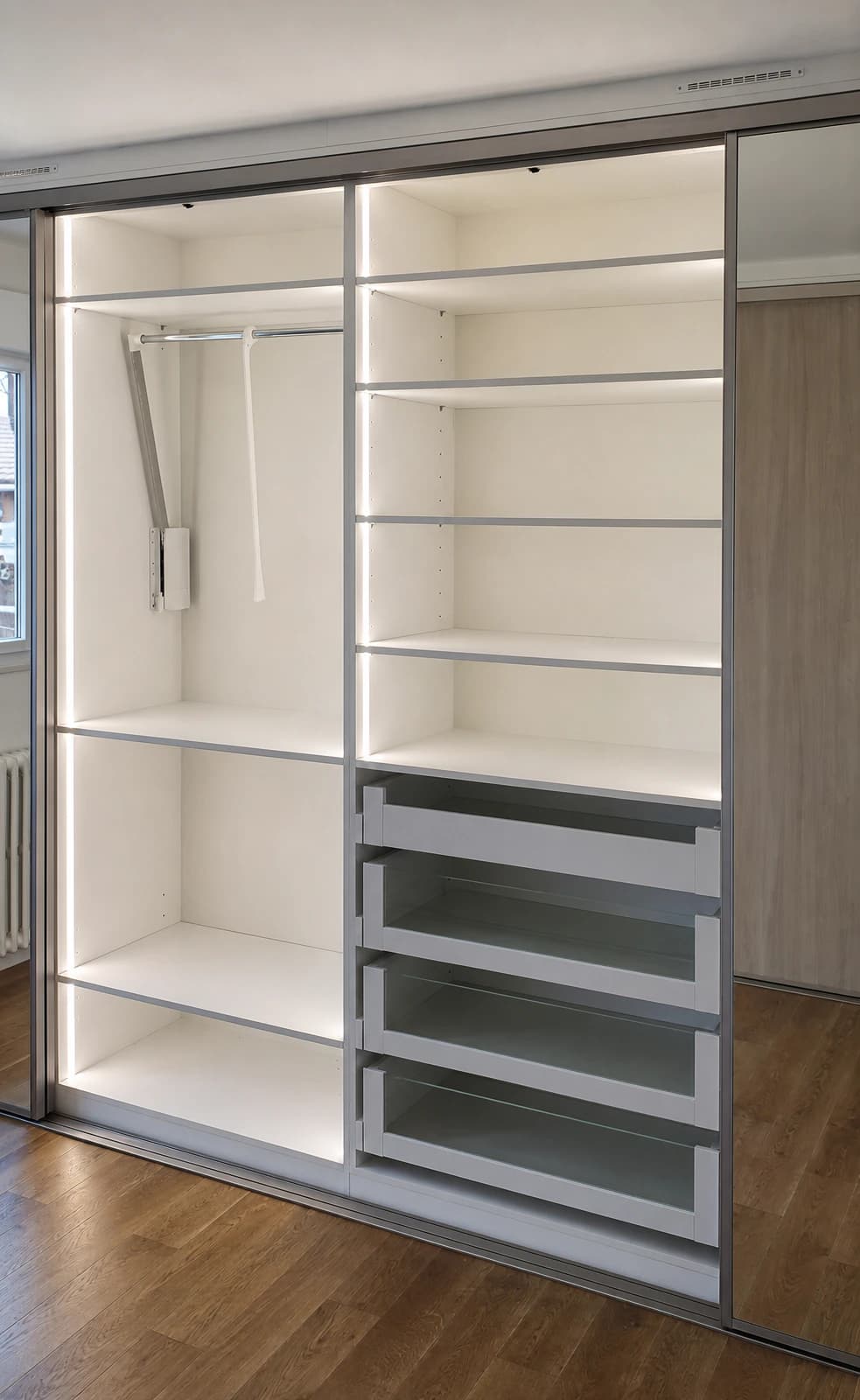 Dressing sur mesure en chêne clair avec penderie et éclairage LED intégré