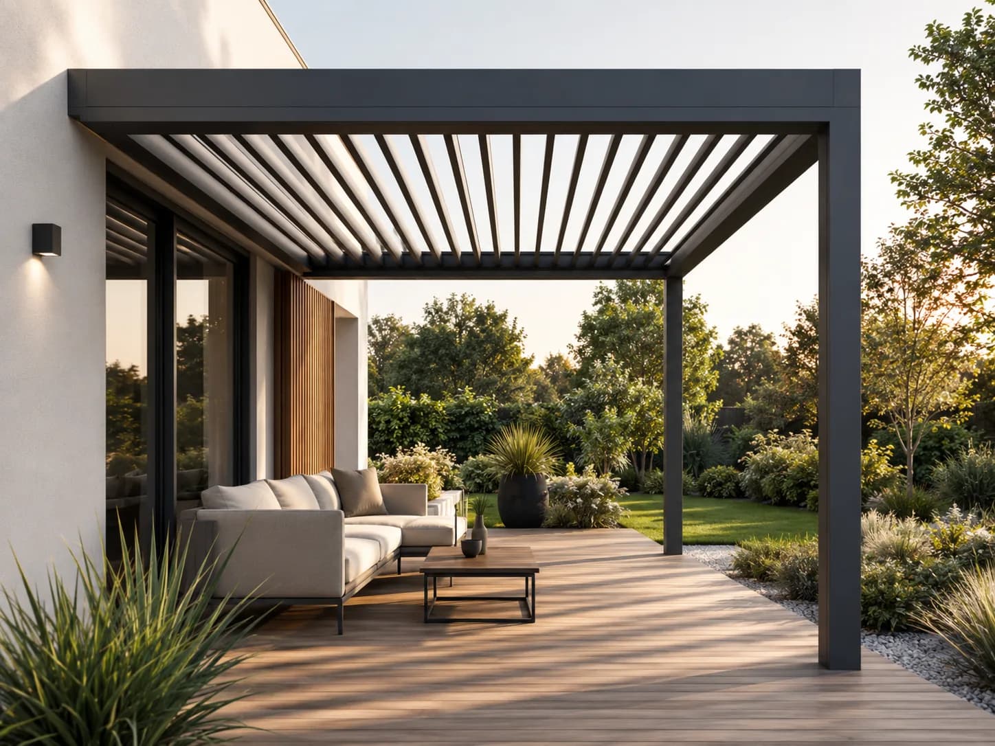 Pergola bioclimatique à lames orientables au-dessus d'une terrasse bois