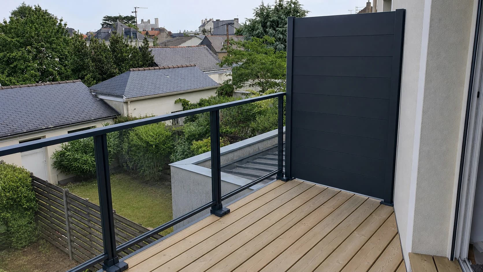 Garde-corps métallique vitré et brise-vue sur une terrasse bois