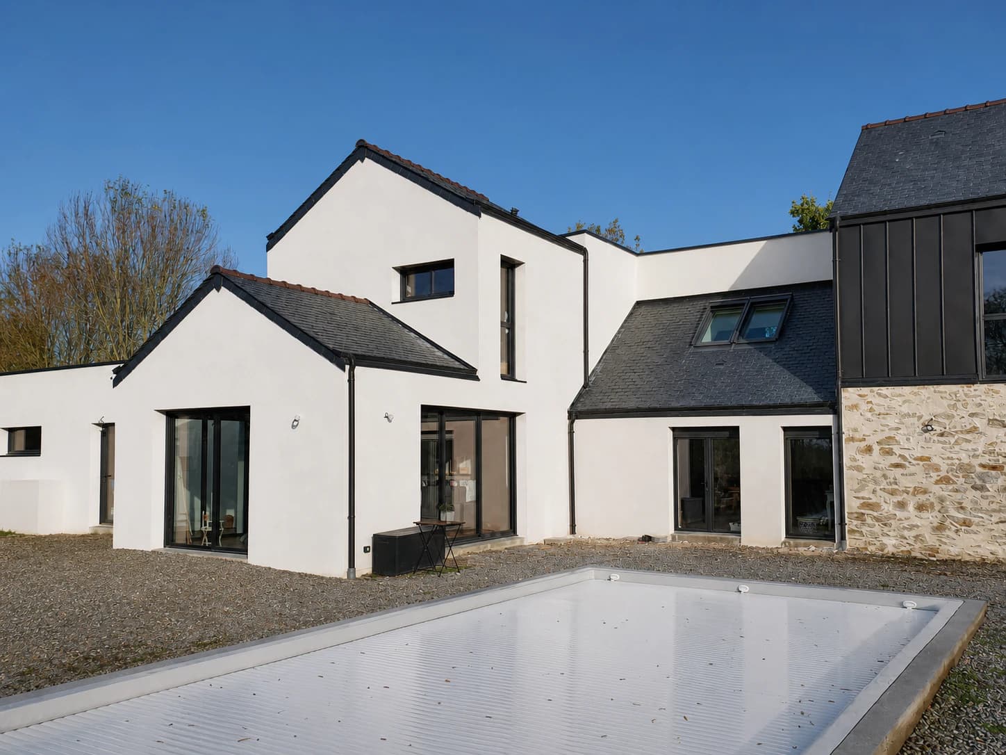 Maison rénovée avec fenêtres, portes et baies anthracite près de Nantes