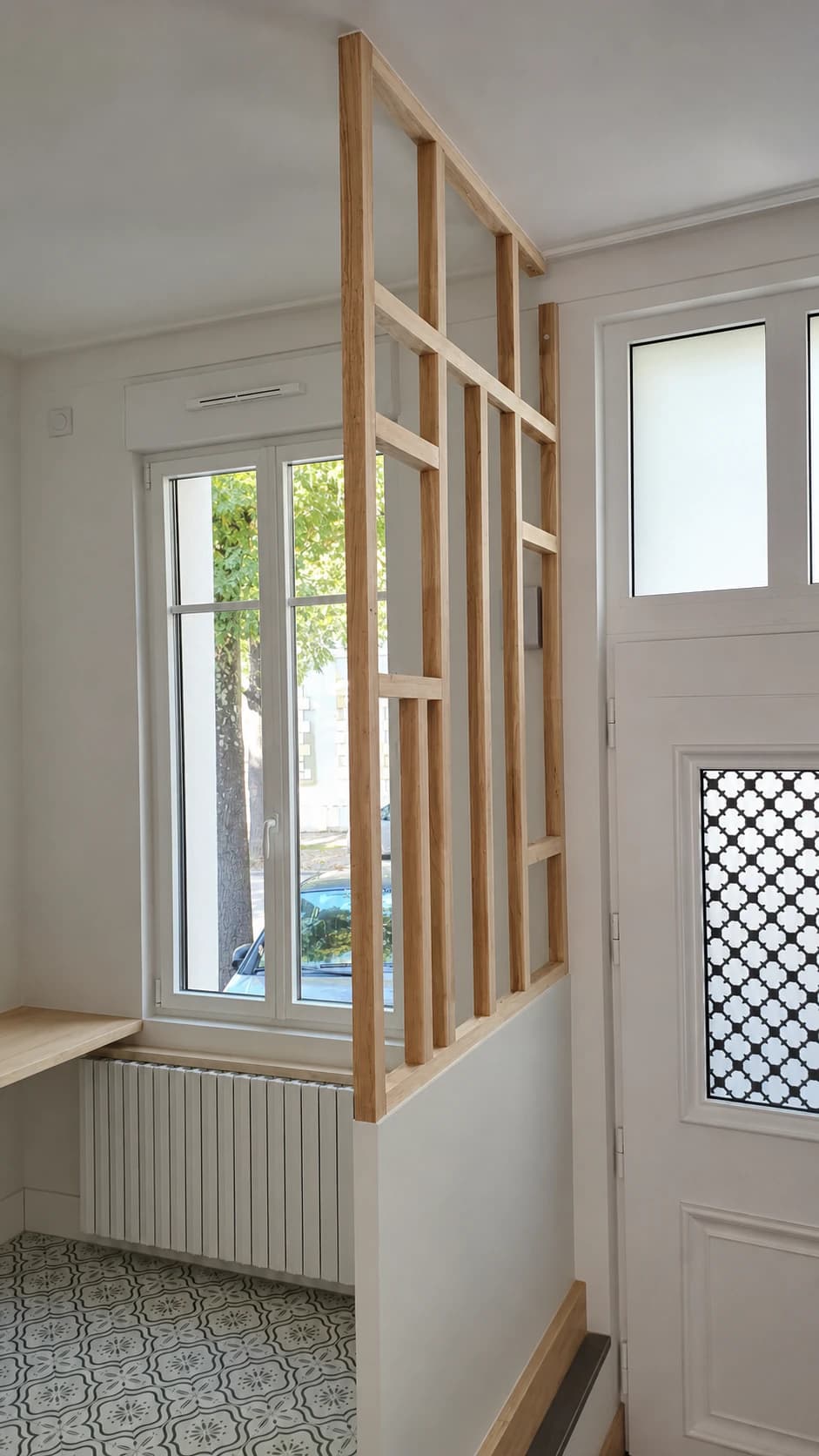 Séparation intérieure sur mesure réalisée en bois clair